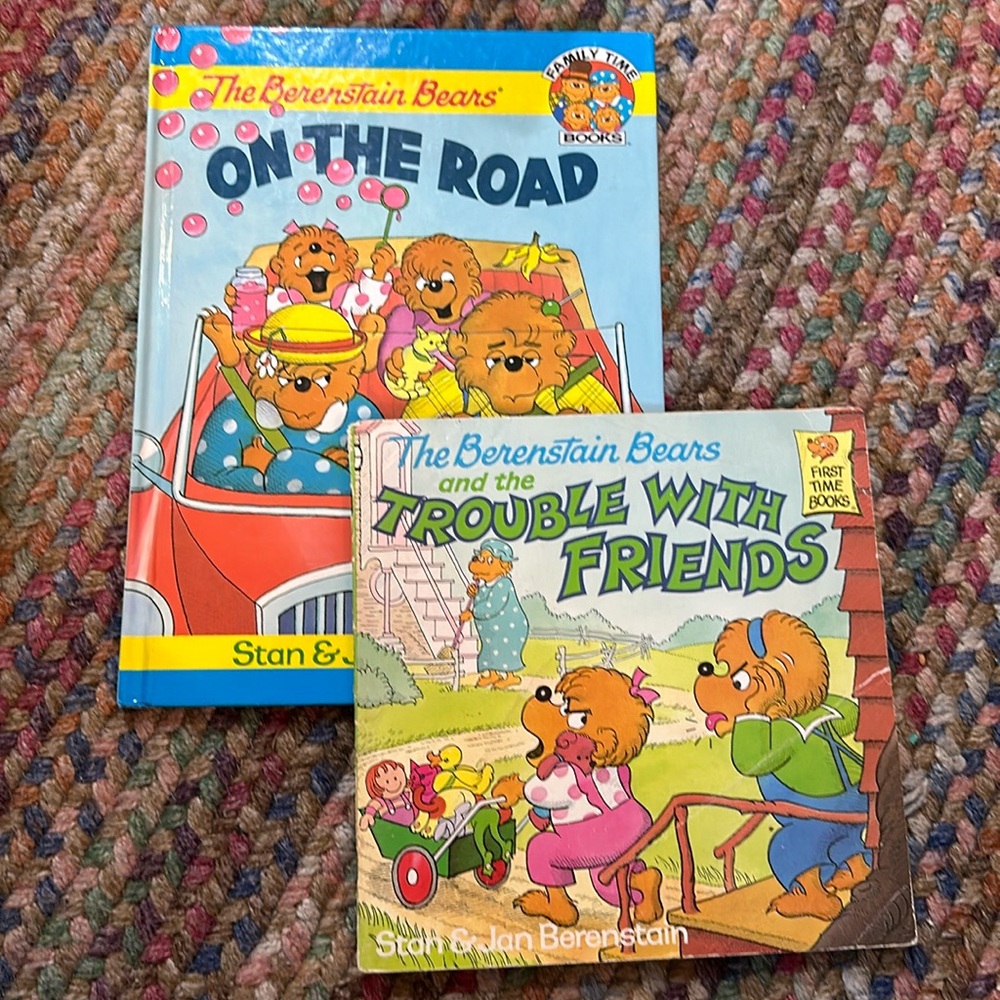2 Vintage Berenstain Bears books 1 hard cover‎ one soft back book